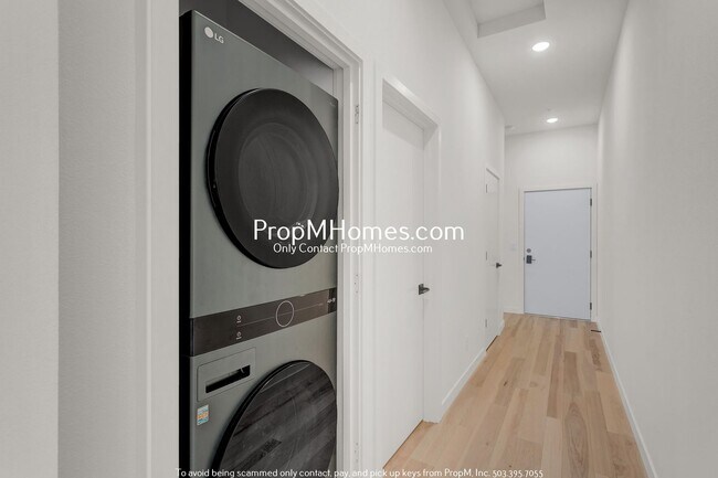 Building Photo - Two Bedroom Modern Oasis with Stunning Views & Designer Finishes