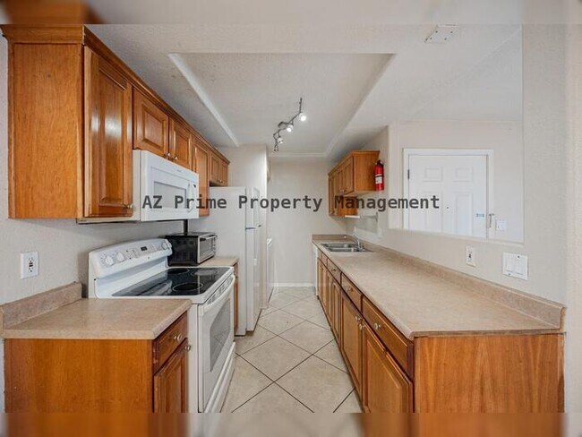 Building Photo - 2121 W Royal Palm Rd