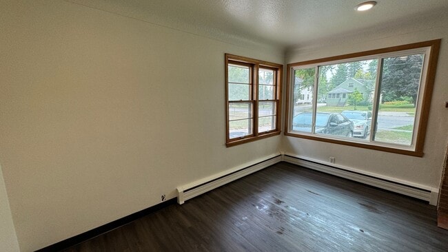 Building Photo - 4 Bed 2 Bath Home - North Fargo