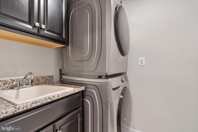 Building Photo - 5908 Etterbeek St