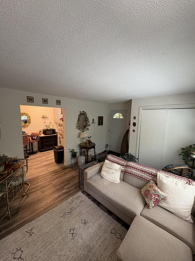 Building Photo - Apartment For Rent! In Unit Laundry!