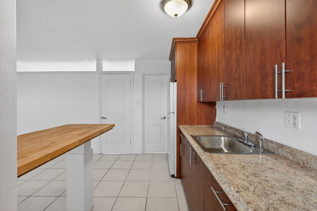 Building Photo - 4081 N Dixie Hwy