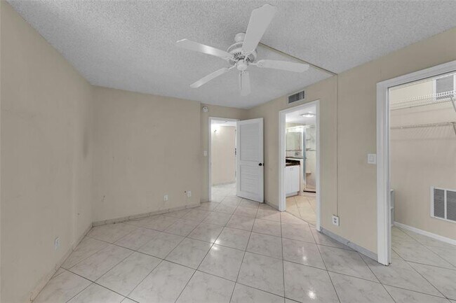 Building Photo - 7 Royal Palm Way