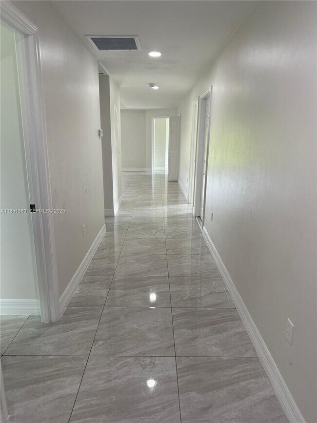 Building Photo - 1110 Augusta St E