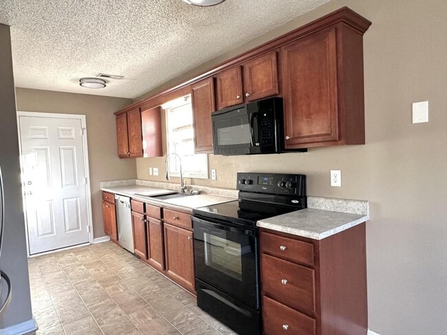 Building Photo - 4418 Clifton Dr