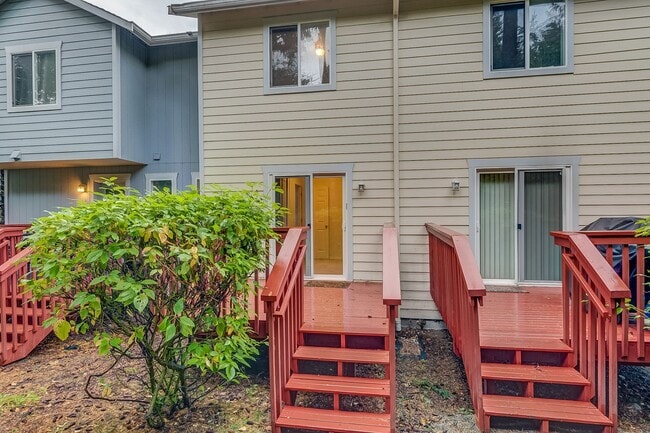 Building Photo - 3 Bedroom, 2.5 Bath Condo in Madrona Heights - Water/Sewer/Garbage included!