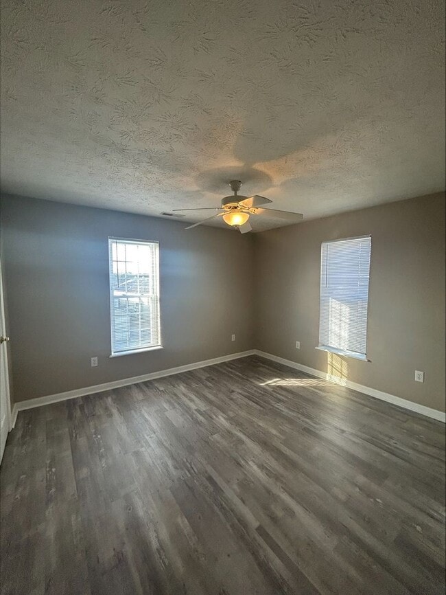 Building Photo - Large 3 Bedroom Townhome Available For Short-Term Lease! Brand New Flooring and Paint!