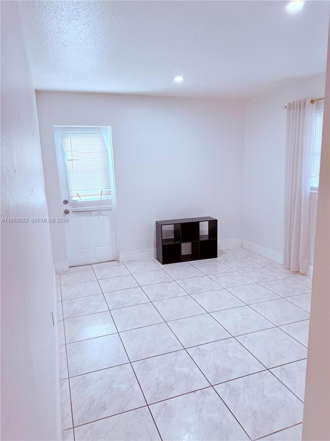 Building Photo - 824 SW 12th Ct