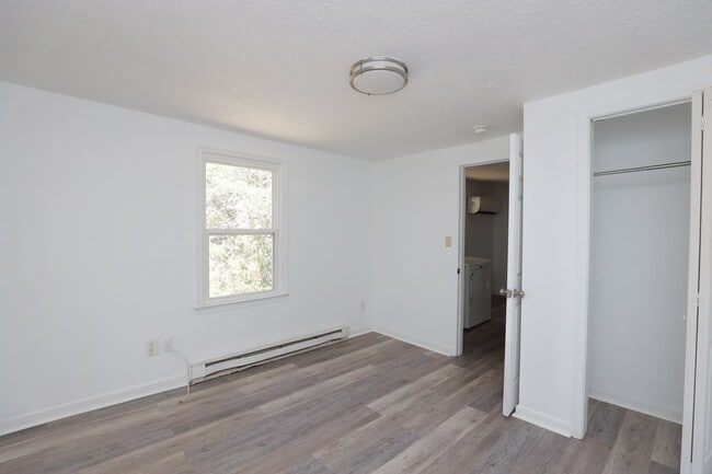 Building Photo - *MOVE IN SPECIAL*-Charming & Fully Updated...