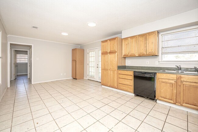 Building Photo - Charming 3-Bed, 2-Bath Home in Pascagoula – Great Location!