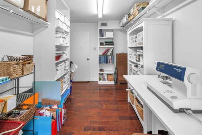 Building Photo - CHARMING 5 BDRM HOME IN CASTLE HILLS!!