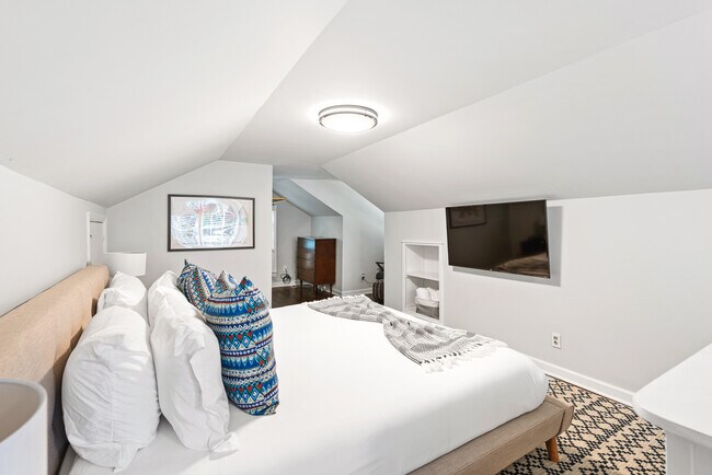 Building Photo - 919 Gilbert St SE