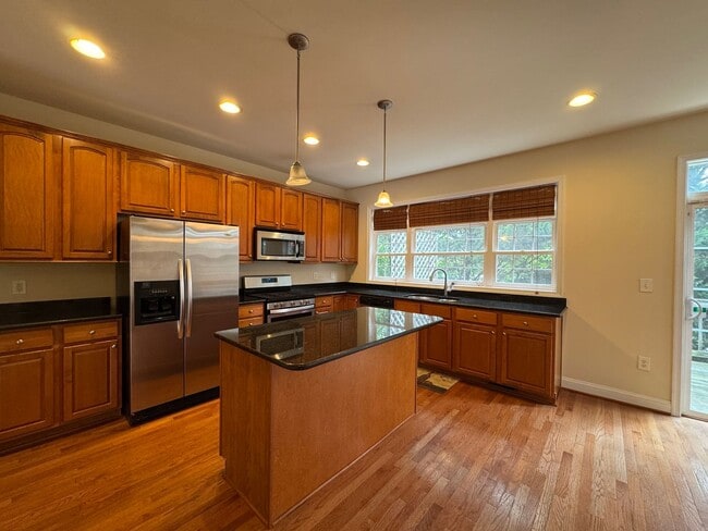 Building Photo - Gorgeous 3 Bed 3 Bath End Unit Brick Townh...