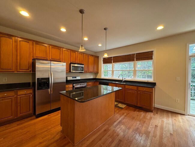 Building Photo - Gorgeous 4 Bed 3 Bath End Unit Brick Townh...
