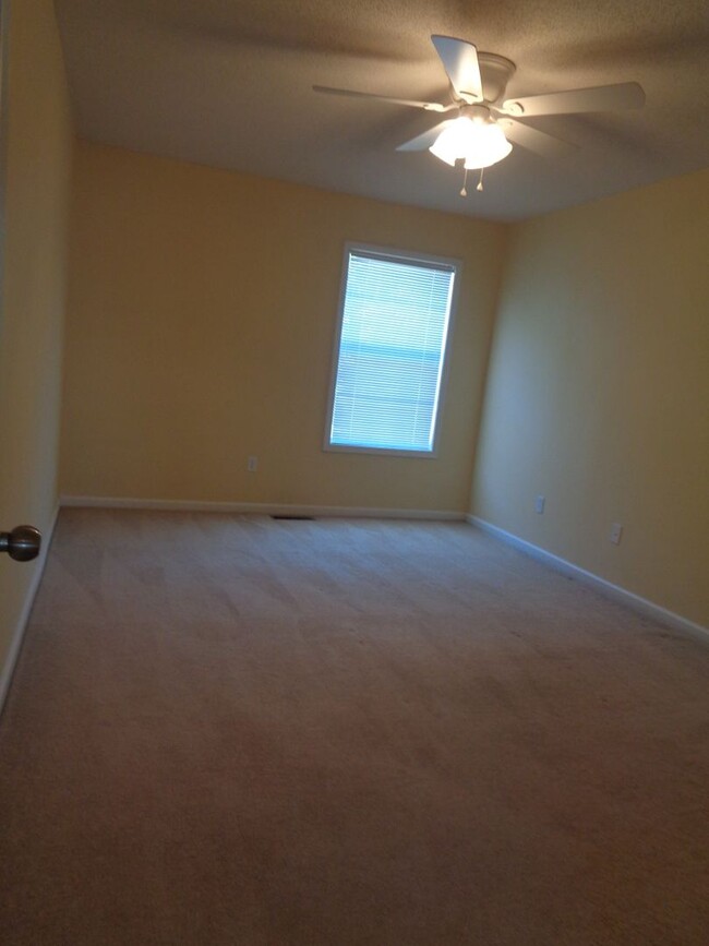 Building Photo - Wakefield Subdivision!!  END UNIT