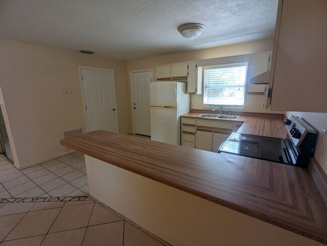 Building Photo - 824 N St Clair Abrams Ave