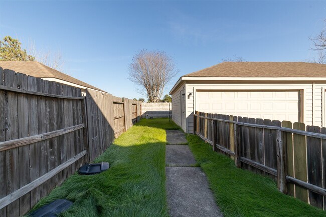 Building Photo - 16818 Pine Castle Dr