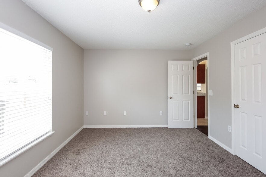 Building Photo - 10402 Opus Dr