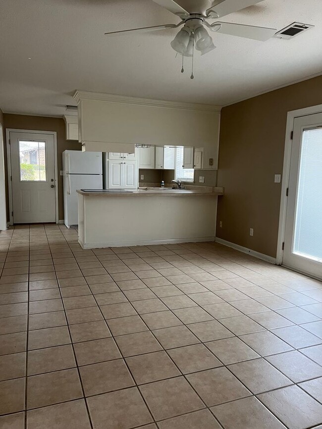 Building Photo - 101 Willow Dr