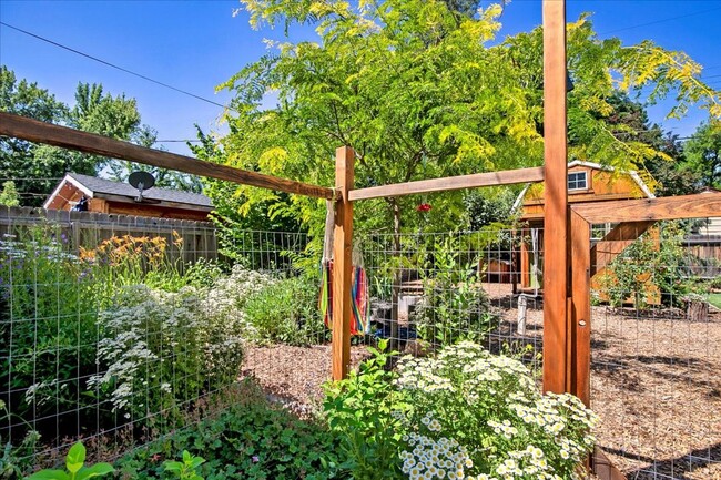Building Photo - 2 Bedroom Cottage in the North End with to...
