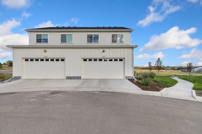 Building Photo - 4 Bedroom 4 1/2 Bath Townhome in Berthoud