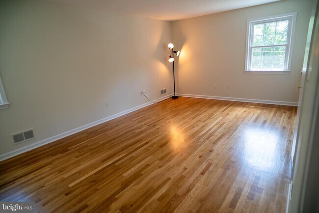 Building Photo - 5012 Larno Dr