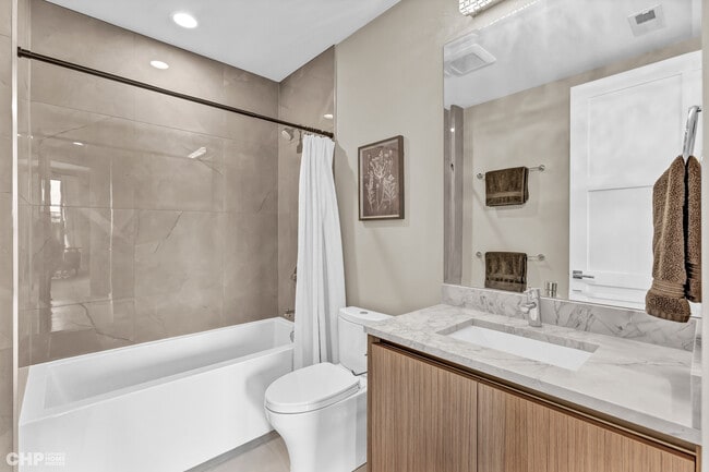 Full bath for secondary bedrooms - 1157 W Erie St