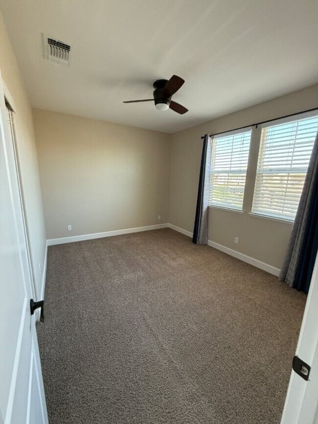 Building Photo - Newer Modern 4 Bedroom 3.5 Bath w/ Bedroom...