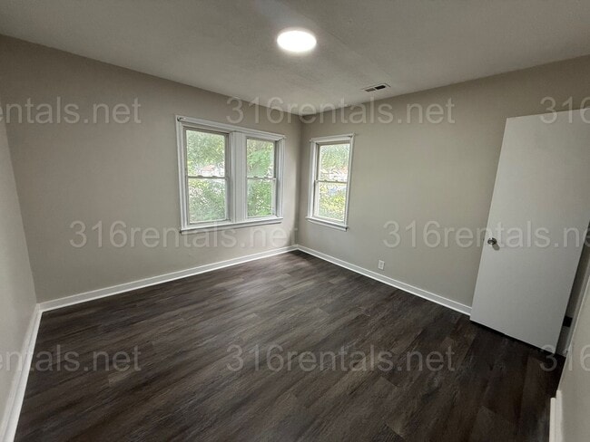 Building Photo - $1245 - 4 bedroom / 1 bathroom - Beautiful...