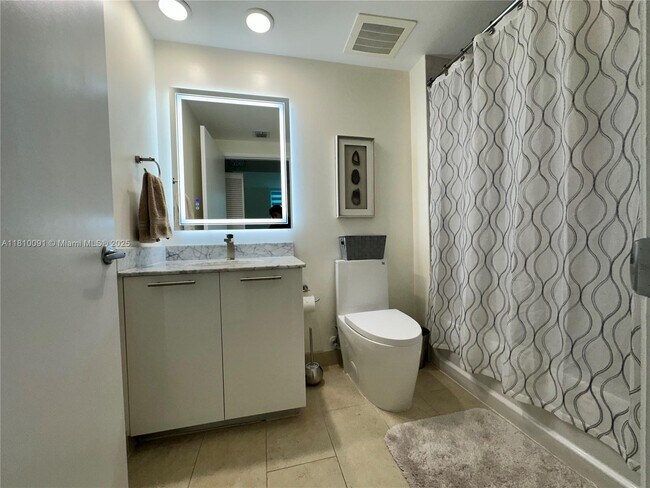 Building Photo - 950 Brickell Bay Dr