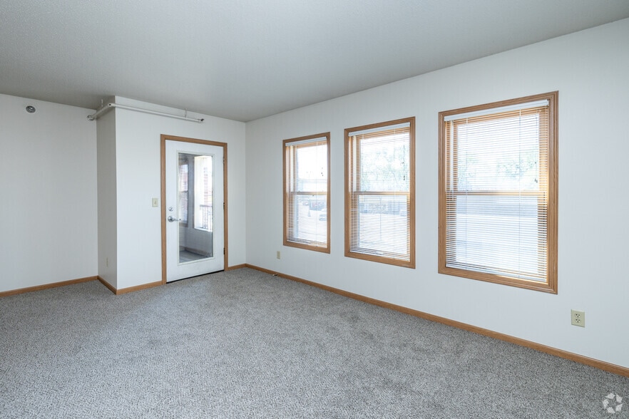 2BR, 1BA - 1,041SF - Living Room - Kassenborg Apartments
