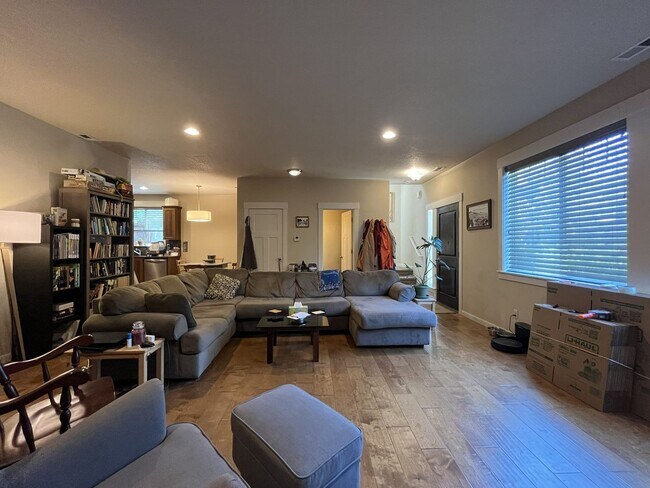 Building Photo - Bright and Modern North Portland Living with Three Bedrooms, Laundry Room & Attached Garage