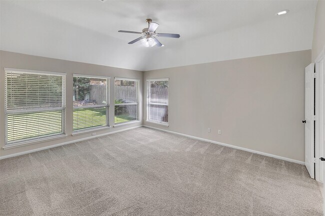 Building Photo - 3030 Hemingway Dr