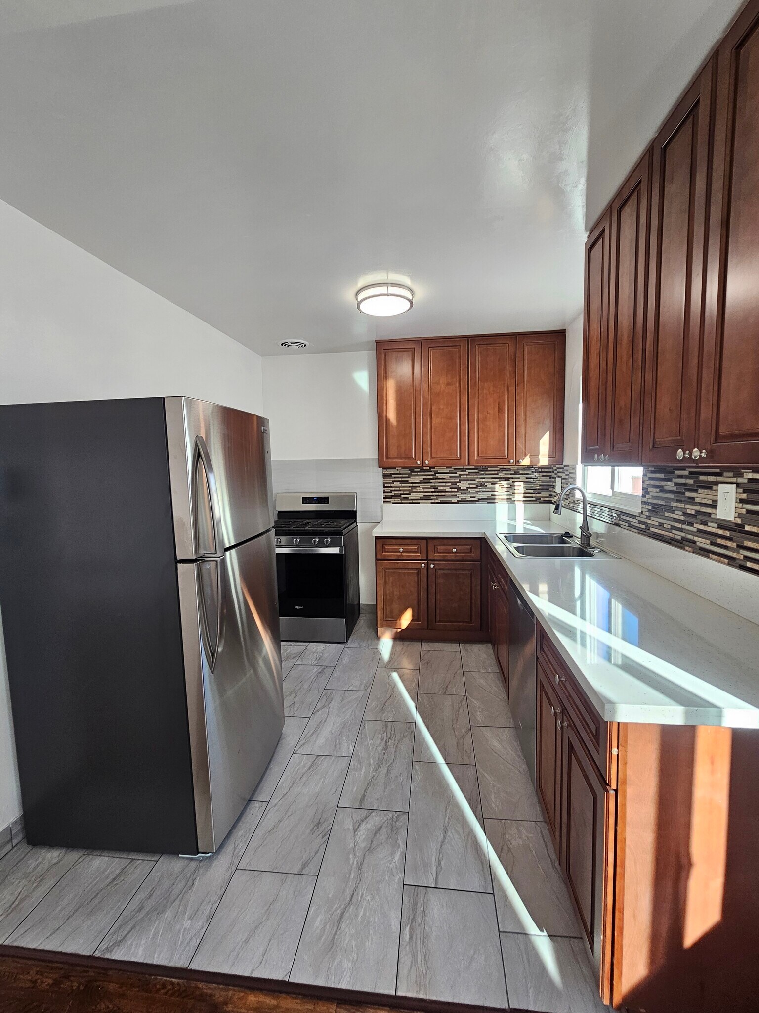 Building Photo - 1537 N Laurel Ave