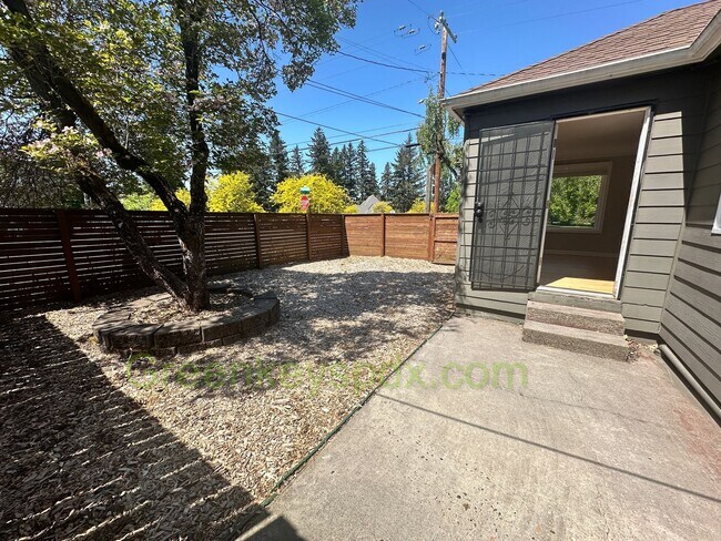 Building Photo - Huge 4 Bedroom 2 Bath House across from Rose City Golf Course