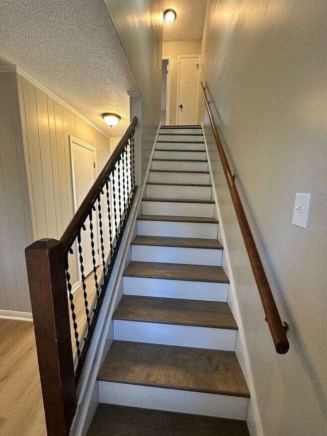 Building Photo - Beautiful 2 Bedroom 1.5 Bath Townhome!