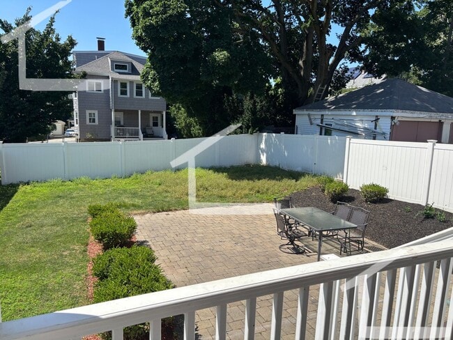 Building Photo - Huge, newly renovated 3 bed unit near Oak Square.