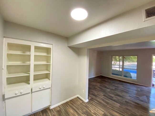 Building Photo - 1004 Allena Dr