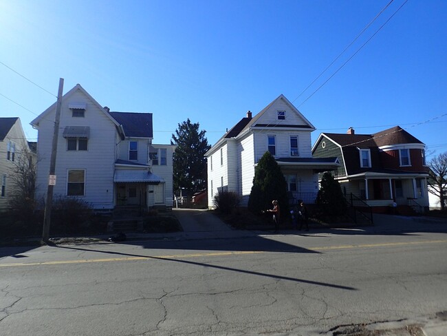 Building Photo - 735 W 26th St