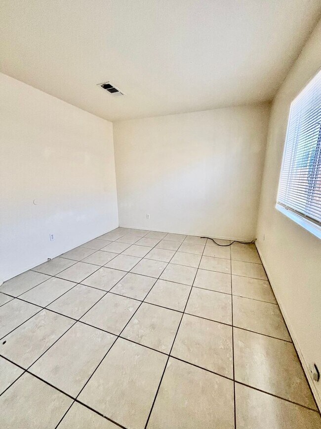 Building Photo - Delightful East Side 3 bedroom/2 bath Home with AC