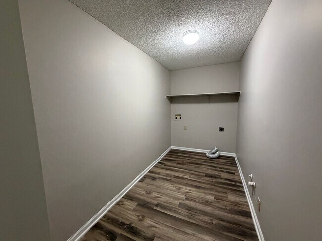 Building Photo - 401 Wild Grape Dr