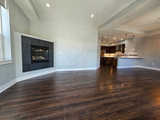 Building Photo - Congress Park High Rise Living! Huge Main Floor 2 Bed 2 Bath