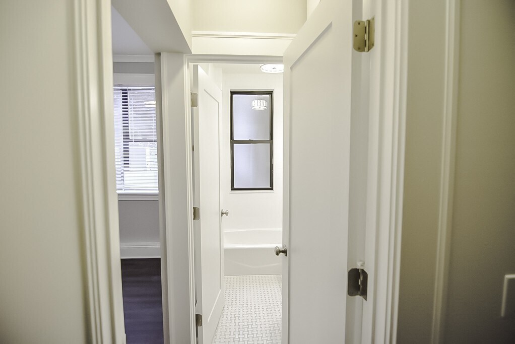 Building Photo - 817 W Lakeside Pl