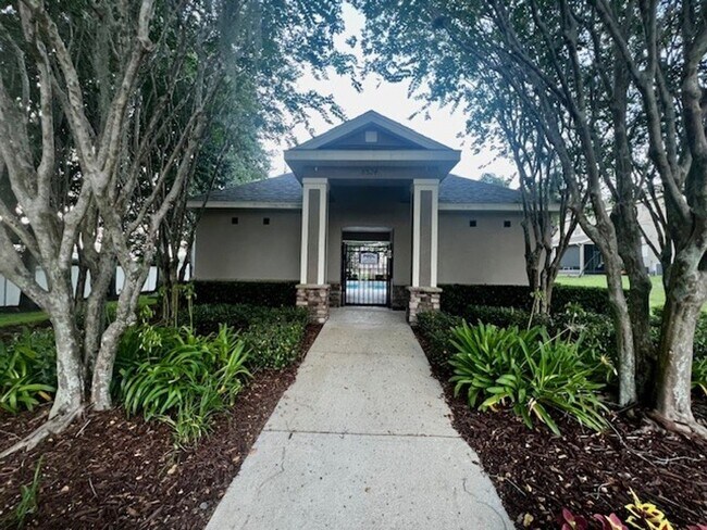 Building Photo - MOVE IN NOW-OVIEDO RENTAL!BEAUTIFUL 3 bd 2.5 bath townhome! 2 CAR ATTACHED GARAGE!FRESH PAINT! Wa...