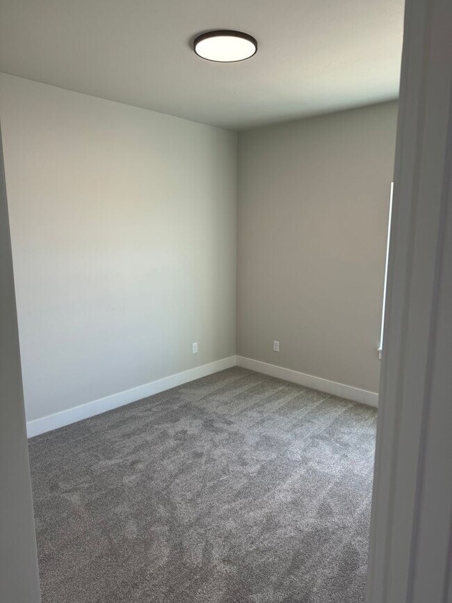 Building Photo - BEAUTIFUL 3 Bed 2 Bath Twin home in Sugar city!