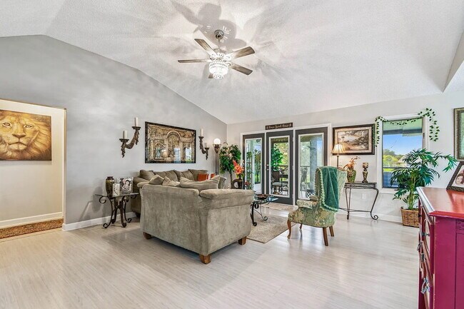 Building Photo - "Charming 3-Bed, 2-Bath Oasis at 1011a Sou...