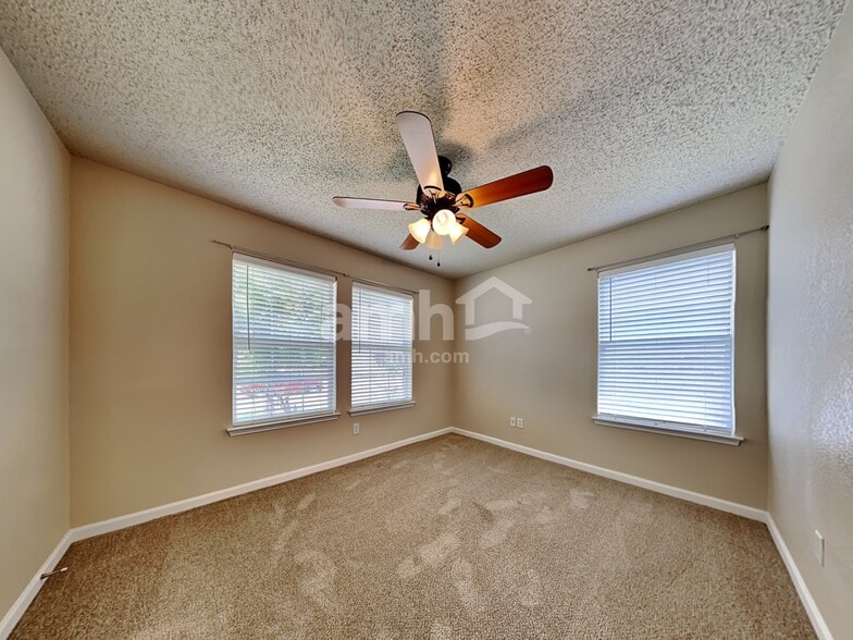 Building Photo - 955 Aaron Dr