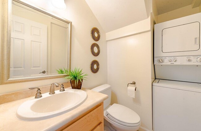 Building Photo - Utilities Paid! Modern Loft-Style Condo wi...