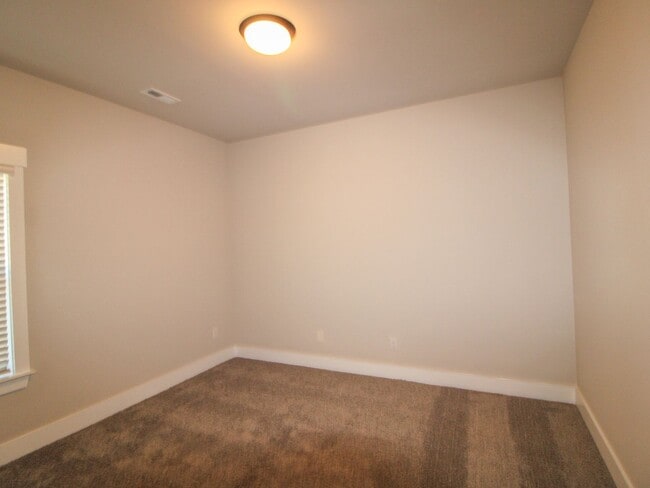 Building Photo - LIKE NEW Home in Natures Cove West in Athe...