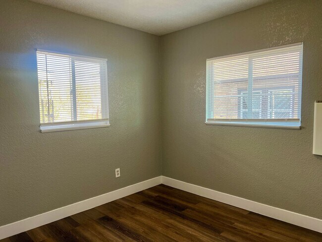 Building Photo - Backside Duplex in Park Hill Available!